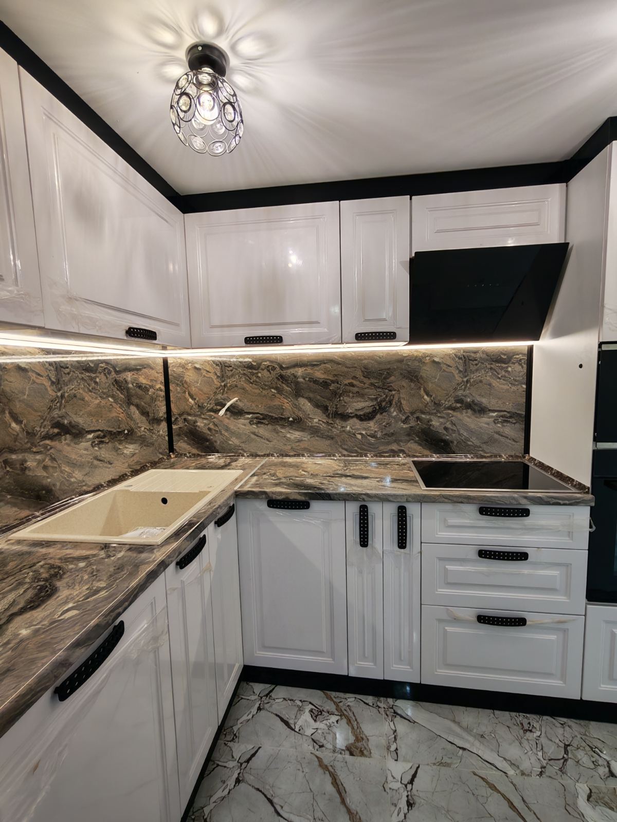 Кухня по поръчка с МДФ вратички и LED осветление