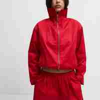 HIGH-NECK CROPPED JACKET IN RED