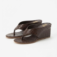 BROWN CROC-EFFECT WEDGE THONG SANDALS