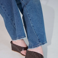 BROWN CROC-EFFECT WEDGE THONG SANDALS