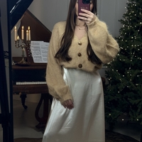 Сатенена бяла пола с дантелен завършек