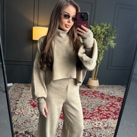 Комплект с кроп пуловер и панталон с права кройка-бежово