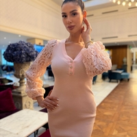 Елегантна розова дамска рокля с дантелени ръкави и V деколте