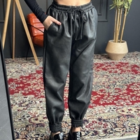 Кожен панталон тип джогър-черен