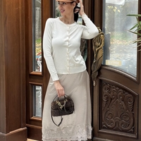 Сатенена бежова пола с дантелен завършек