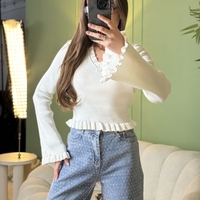 Дамска рипсена бяла  блуза с V-образно деколте и волани