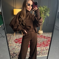 Комплект с кроп пуловер и панталон с права кройка-кафяво