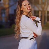 Дамски плетен бял комплект – жилетка и плисирана пола