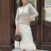 Сатенена бяла пола с дантелен завършек