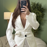 Елегантно бяло дамско сако с декоративен колан