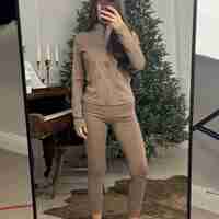 Спортен комплект с цип и клин-бежово