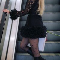 Елегантна черна дантелена рокля с тюл акценти