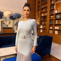 Елегантна синя дамска рокля с колан и дантелена пола