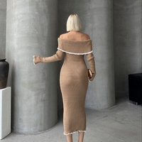 Елегантна бежова плетена рокля с паднали рамене