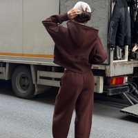 Дамски спортен комплект с цип и качулка (суитшърт + панталон)-кафяв