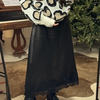 Сатенена черна пола с дантелен завършек