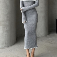 Елегантна сива плетена рокля с паднали рамене