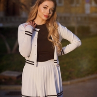 Дамски плетен бял комплект – жилетка и плисирана пола