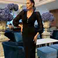 Елегантна черна дамска рокля с дантелени ръкави и V деколте