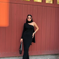 Плетена рокля с асиметрично рамо и шал-черно