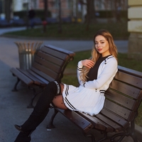 Дамски плетен бял комплект – жилетка и плисирана пола