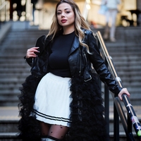 Яке със сваляща се тюлена пола