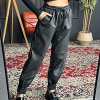 Кожен панталон тип джогър-черен