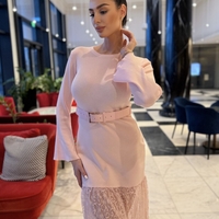 Елегантна розова  дамска рокля с колан и дантелена пола