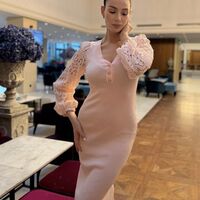 Елегантна розова дамска рокля с дантелени ръкави и V деколте