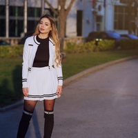 Дамски плетен бял комплект – жилетка и плисирана пола