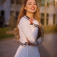 Дамски плетен бял комплект – жилетка и плисирана пола