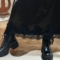 Сатенена черна пола с дантелен завършек