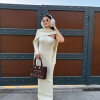 Плетена рокля с асиметрично рамо и шал-екрю