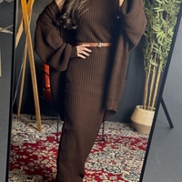 Рипсена дълга рокля с жилетка в кафяво