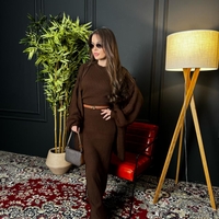 Рипсена дълга рокля с жилетка в кафяво