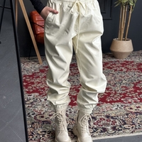 Кожен панталон тип джогър-бял