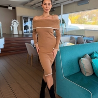 Елегантна бежова плетена рокля с паднали рамене