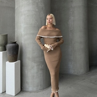 Елегантна бежова плетена рокля с паднали рамене