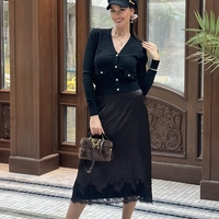 Сатенена черна пола с дантелен завършек