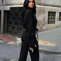 Комплект с кроп пуловер и панталон с права кройка-черно