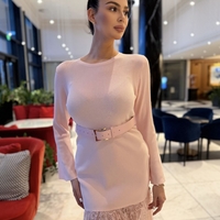 Елегантна розова  дамска рокля с колан и дантелена пола