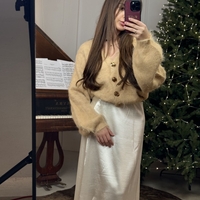 Сатенена бяла пола с дантелен завършек