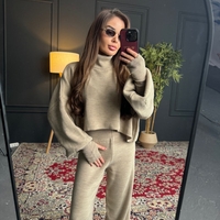 Комплект с кроп пуловер и панталон с права кройка-бежово