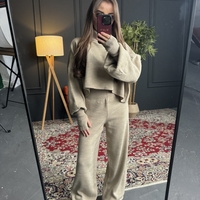 Комплект с кроп пуловер и панталон с права кройка-бежово