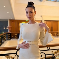 Елегантна бяла дамска рокля с колан и дантелена пола