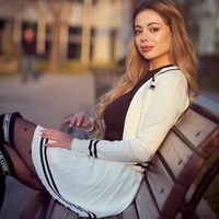 Дамски плетен бял комплект – жилетка и плисирана пола