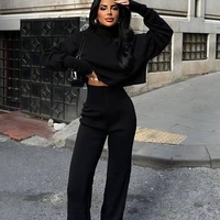 Комплект с кроп пуловер и панталон с права кройка-черно