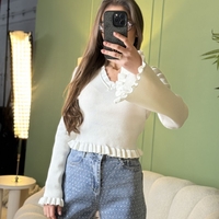 Дамска рипсена бяла  блуза с V-образно деколте и волани