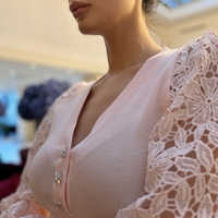 Елегантна розова дамска рокля с дантелени ръкави и V деколте