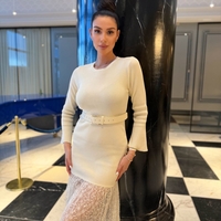 Елегантна бяла дамска рокля с колан и дантелена пола